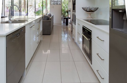 West Beach House | 5 minute walk to the beach. 2 minute walk to River Torrens walking/bike paths.