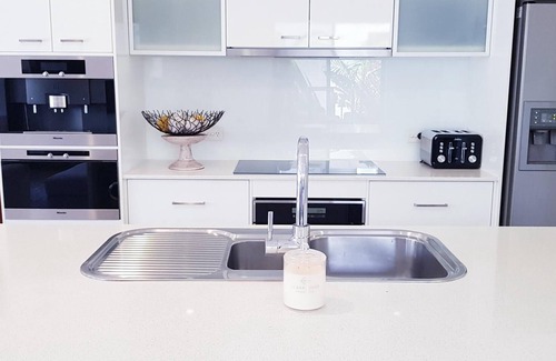 West Beach House | 5 minute walk to the beach. 2 minute walk to River Torrens walking/bike paths.