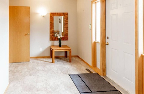 Division No. 3 Villa | 5 minutes from Waterton - sleeps 16 - WCV Unit C