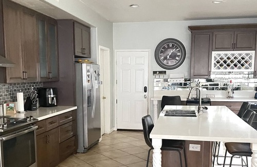 Corona Bed & Breakfast | 5 minutes to the theme park! Family-sized bedroom / studio