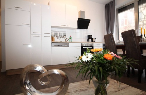 Tempelhof Apartment | 5 rooms, up to 11 persons, luxuriously furnished, "Iris5"