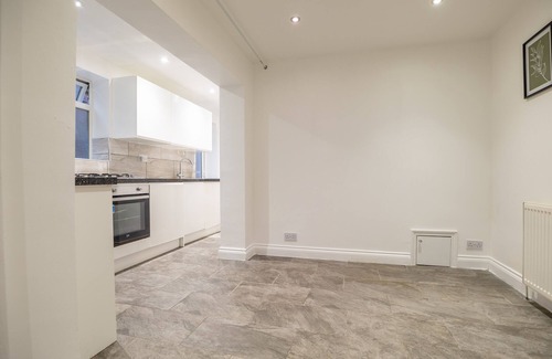 Cambridge House | 5 Spacious Bedroom Orchard Haven