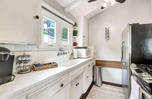 Laguna Beach House | 5 star-cottage with amazing deck&hot tub in town! Walk everywhere-no car needed