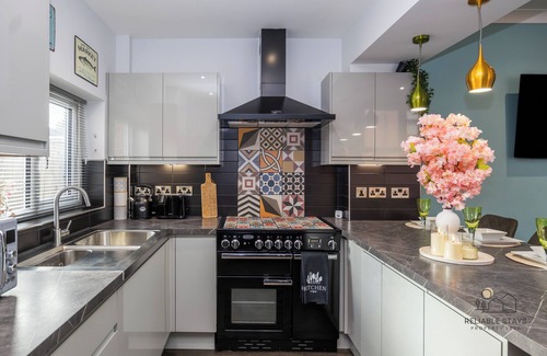 Stoke-on-Trent House | 5 STAR HOME, Business, Leisure, Relocations | Spacious Convenient Free Parking