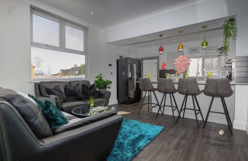 Stoke-on-Trent House | 5 STAR HOME, Business, Leisure, Relocations | Spacious Convenient Free Parking