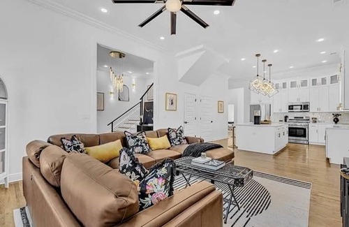 College Park House | 5 Star Large House Hot Tub Fire Pit Near Airport, Stadium & Downtown