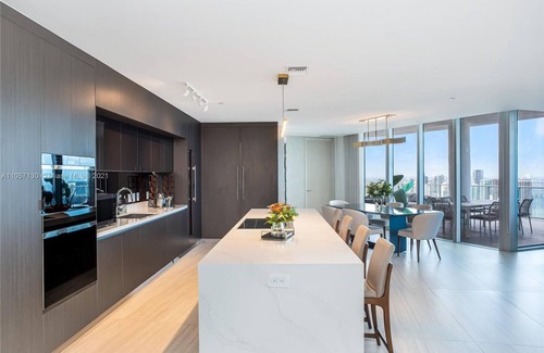 Downtown Miami Condo | 5 Star Luxury Condo in Miami with Resort-style Amenities!