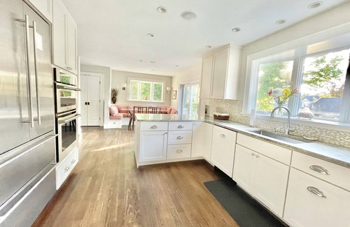 Edgartown House | 5 STAR Mini Compound, New CHIC Shed - Walk to Town, Bike to Beach & Dogs OK!