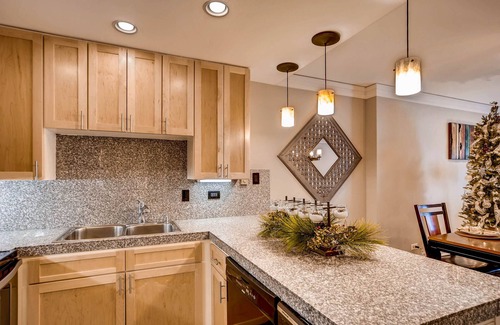Peak 9 Condo | 5 Star -PRIME LOCAL Autumn Delight VILLAGE @ BRECK Mountain Side Pool+Hot Tubs+