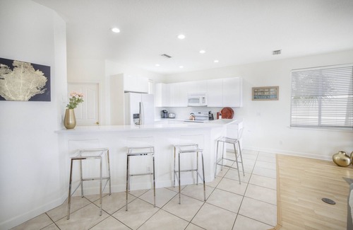 Siesta Key House | 5 STAR SIESTA KEY, 80 STEPS to BEACH, LUXURY POOL, 6 BEDROOMS, SPACIOUS LIVING