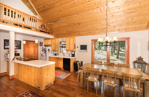Truckee House | 5 star, sleds snowshoes to use, trails, early checkin/late checkout if available