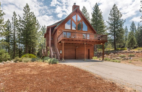 Truckee House | 5 star, sleds snowshoes to use, trails, early checkin/late checkout if available