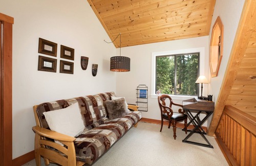 Truckee House | 5 star, sleds snowshoes to use, trails, early checkin/late checkout if available