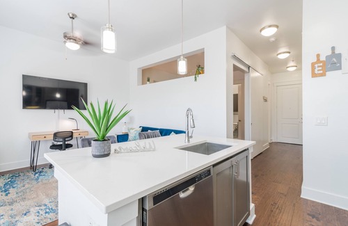Barclay Downs Condo | 5 Star SouthPark Suite ~ King Bed~ Pool~ Gym~ FREE Parking~Long Term Welcome!
