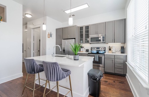 Barclay Downs Condo | 5 Star SouthPark Suite ~ King Bed~ Pool~ Gym~ FREE Parking~Long Term Welcome!