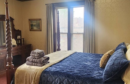 Springfield House | #5 - The C.S. Lewis Room