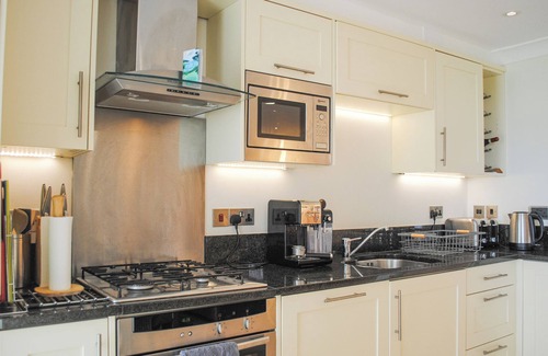 Thurlestone Cottage | 5 THURLESTONE BEACH, pet friendly, with a garden in Thurlestone