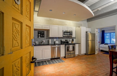 West Old Town Apartment | #5: Walk to Old Town Plaza, King & Queen beds, 2 TV's