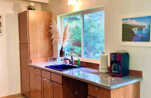 Mendocino Cottage | 50+ acre Nature Preserve with Ponds & Meadows: Azul Cottage Retreat