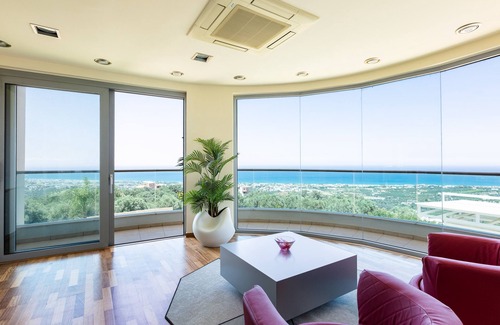 Rethymno Villa | 50 m2 Infinity Pool, hot Tub, Outdoor Bar, Sauna, gym and Playground!