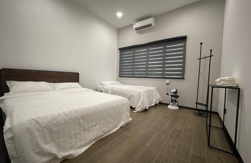 Pasir Pinji House | 5000 SQFT BRAND NEW Semi-D Hype Home 10pax