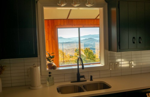 Mills River House | 5000sf Designer Mountaintop Retreat, Panoramic Views, Hot Tub, Peaceful Luxury