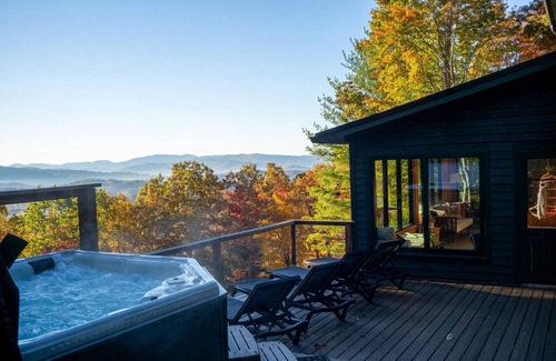 Mills River House | 5000sf Designer Mountaintop Retreat, Panoramic Views, Hot Tub, Peaceful Luxury