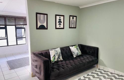 Parkwood Apartment | 500m from Rosebank Mall - Cottage on Bath