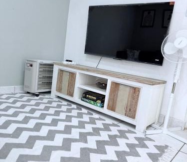 Parkwood Apartment | 500m from Rosebank Mall - Cottage on Bath