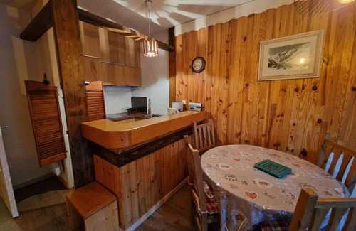 Les Deux Alpes Apartment | 50m from resort center, 1st floor, view ski slopes, balcony, tv, ski locker, 32m², Les 2 Alpes