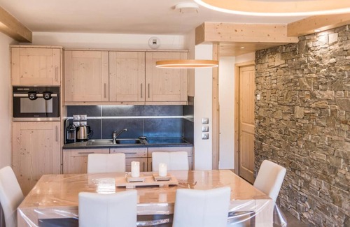 Champagny-en-Vanoise Apartment | 50m from ski slopes, 4th floor, balcony, parking, tv, ski locker, 57m², Champagny-en-Vanoise