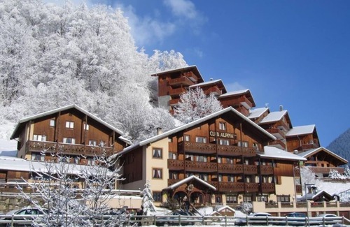Champagny-en-Vanoise Apartment | 50m from ski slopes, 2nd floor, swimming pool, sauna, hammam, balcony, tv, ski locker, 28m²