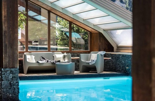 Champagny-en-Vanoise Apartment | 50m from ski slopes, 2nd floor, swimming pool, sauna, hammam, balcony, tv, ski locker, 28m²