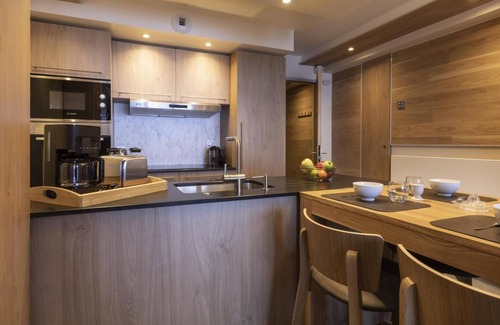 Lanslevillard Apartment | 50m from ski slopes, fitness, swimming pool, sauna, hammam, balcony, fireplace or stove, tv