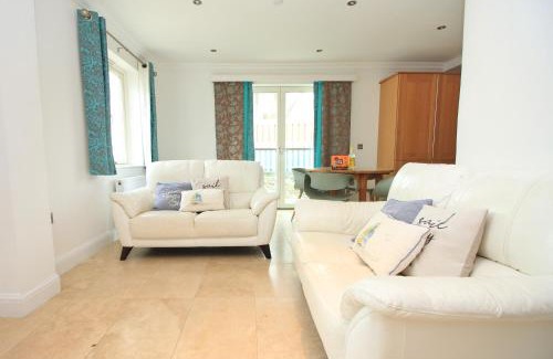 Treyarnon Apartment | 50m FROM THE BEACH, dogs welcome