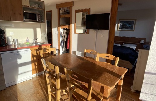 Vaulnaveys-le-Haut Apartment | 50m from the slopes, 4/6-person apartment with large south-facing balcony