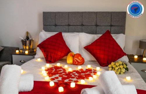 The Westside Apartment | 51 PERCENT OFF - LONG STAYS - PREMIUM EXECUTIVE APARTMENTS - SHERATON VIEW - CITY CENTRE - FOR FAMILIES , BUSINESS, LEISURE & RELOCATIONS - Free WiFi