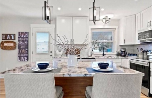 Monument House | 52 Front St · HOT TUB! Amazing Mountain views! Newly Remodeled