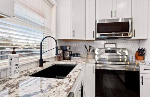 Monument House | 52 Front St · HOT TUB! Amazing Mountain views! Newly Remodeled