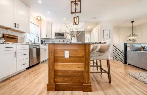 Monument House | 52 Front St · HOT TUB! Amazing Mountain views! Newly Remodeled