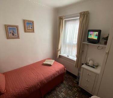 Cleethorpes House | 55 Clee Road, Cleethorpes Spacious Guest House by Sea