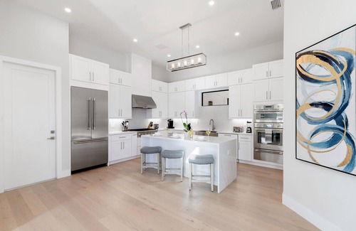 Naples Park House | 560 Perfectly Situated · Walk 2 Beaches & The Ritz