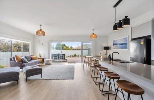 Middleton House | 57 Padman Crs Middleton -No Linen Included