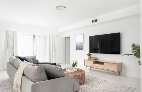 Shoal Bay House | 57 Tomaree Rd - air con, Wi-Fi and boat parking