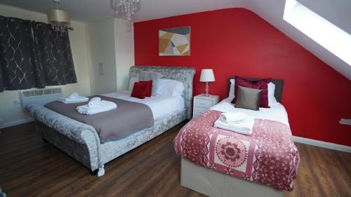 Heston West House | 59B Comfortable 3 Bedroom House By Easy 2 Manage