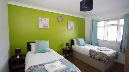 Heston West House | 59B Comfortable 3 Bedroom House By Easy 2 Manage