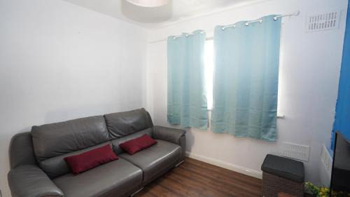 Heston West House | 59B Comfortable 3 Bedroom House By Easy 2 Manage