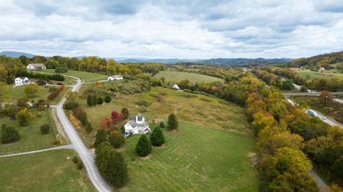Lexington House | 5B Blue Ridge Grandeur-VMI, VA Horse Center, WLU