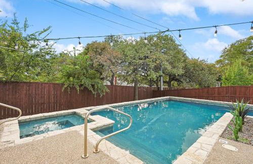 North Richland Hills House | 5BD 3BA Retreat Pool Firepit Cinema Games BBQ