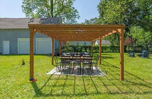 South Bend House | 5bd Movie Theater - 7mins to UND - Backyard BBQ